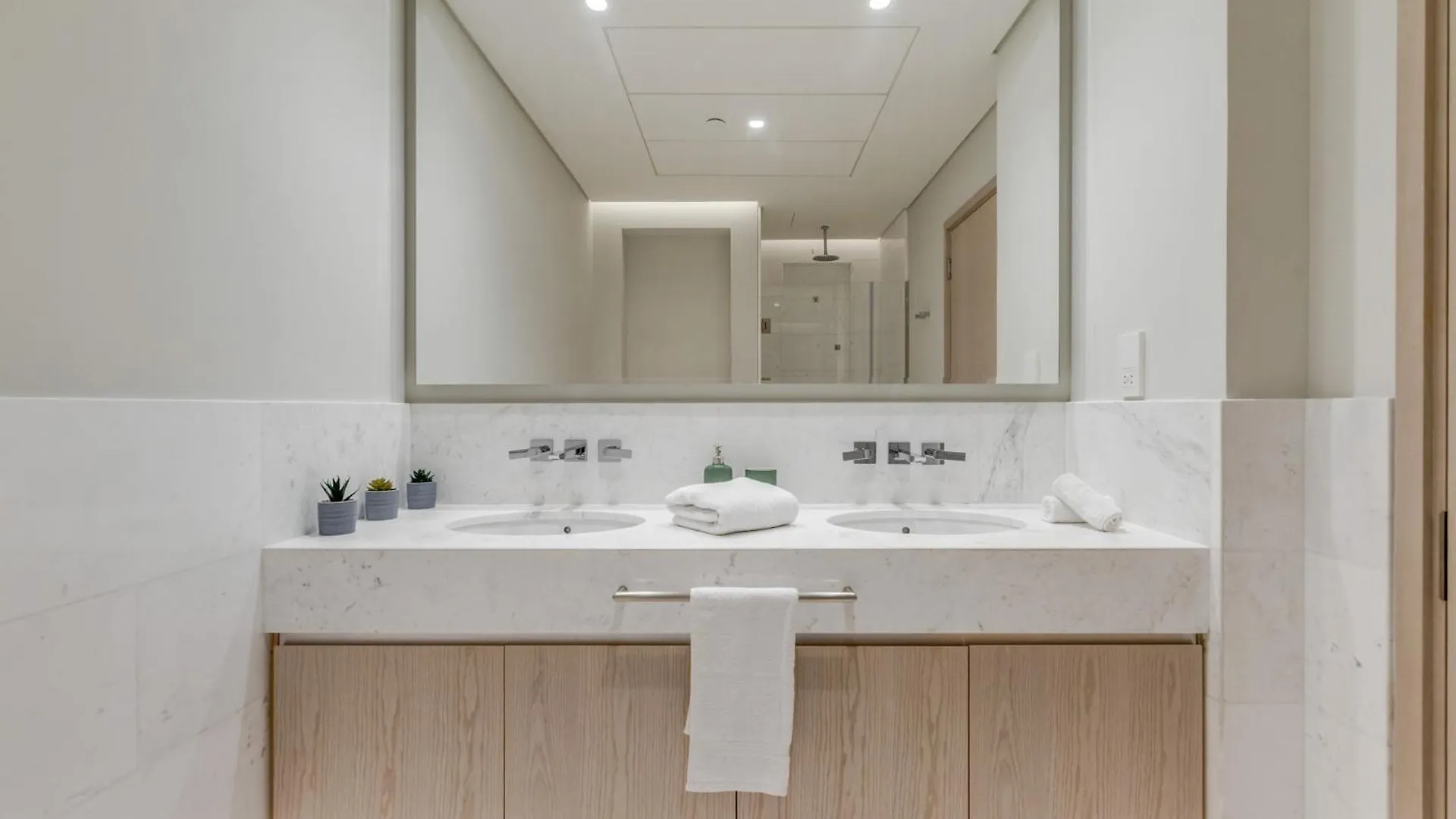 Luxury Palm Tower Studio Apartments With Pool And Fantastic Sea View Dubai